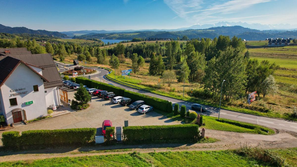 Gościniec Pieniński w Kluszkowcach z lotu ptaka, w tle Jezioro Czorsztyńskie i Tatry